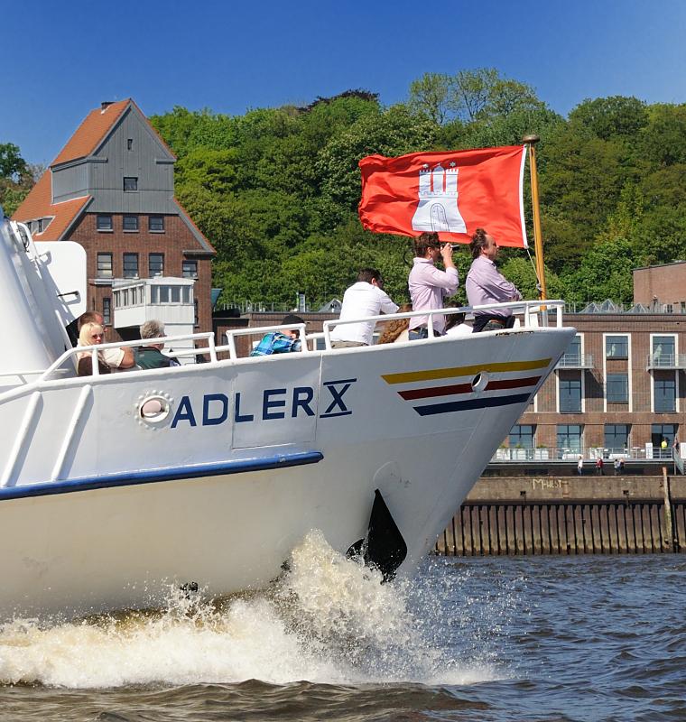 3675_3731 Schiffsbug mit Hamburgfahne auf der Elbe vor Hamburg Altona. | Flaggen und Wappen in der Hansestadt Hamburg